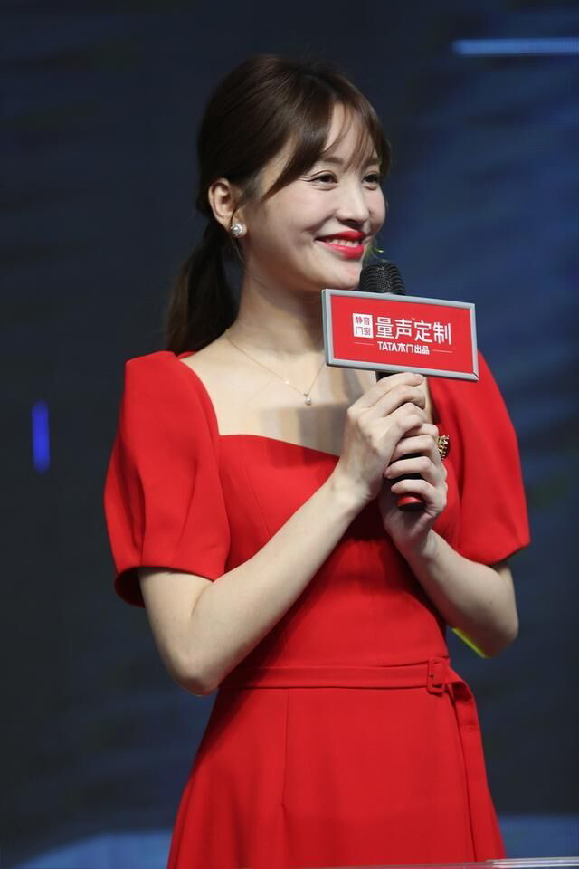 36岁金莎终于露面,穿红裙瘦成80斤,但鱼尾纹太显龄