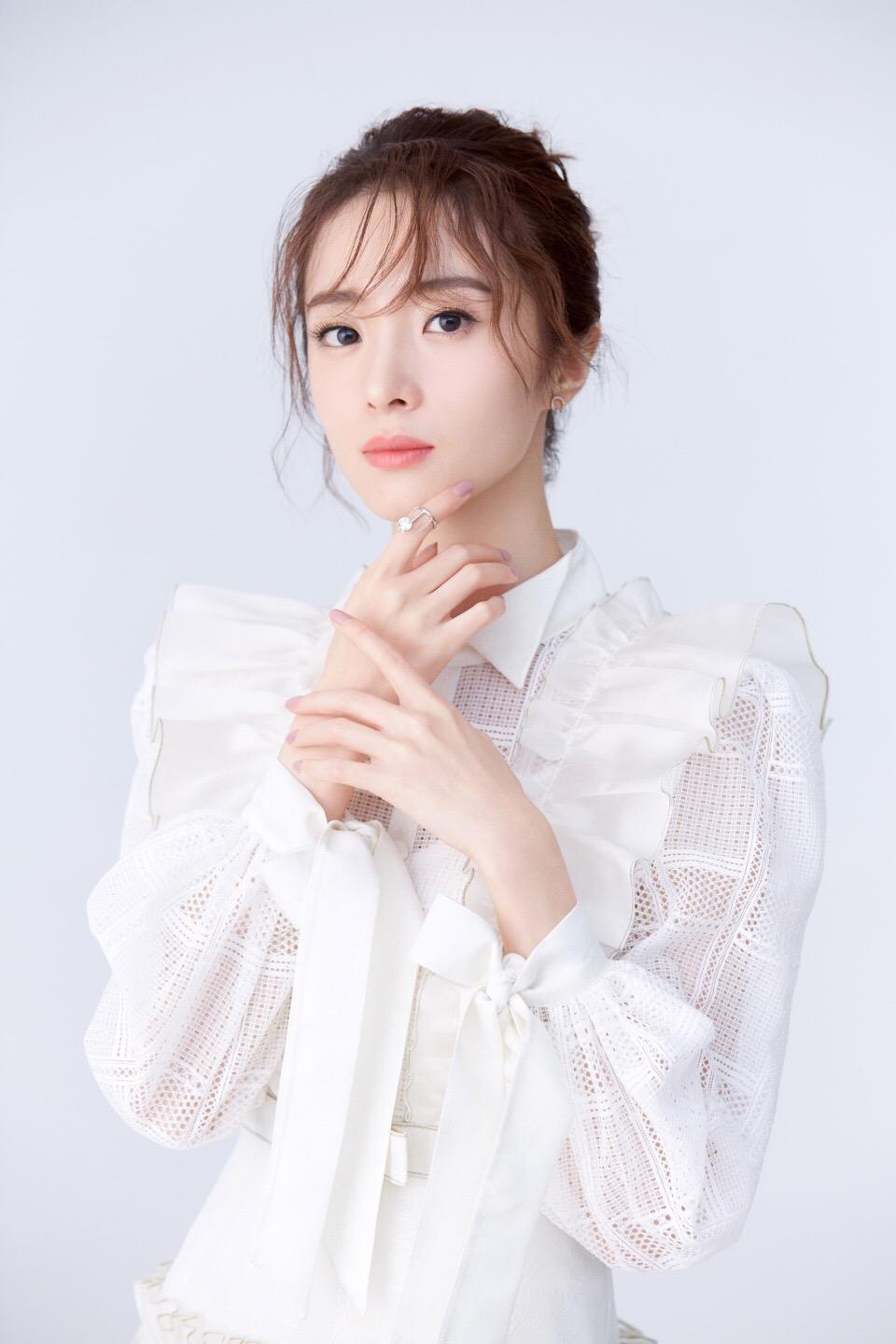 被27岁胡冰卿惊艳了只是剪波波头发型青春减龄秒变17岁小仙女