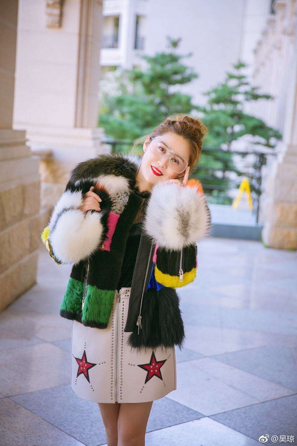 二人转演员王小宝的妻子比他小19岁,你给她的颜值打几分?