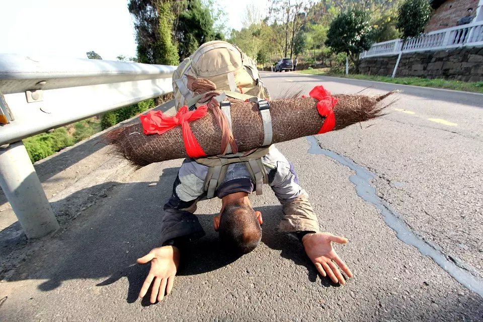 释正弘原在浙江阿育王寺修行,受墓林僧苦行修行的启发,决定以三步一拜