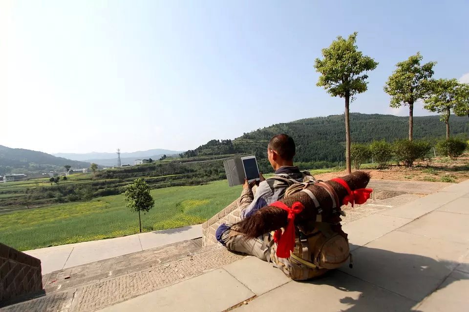 这苦行僧每走三步叩拜一次,坚持行完万里路程只为百姓祈福|剑阁|正弘