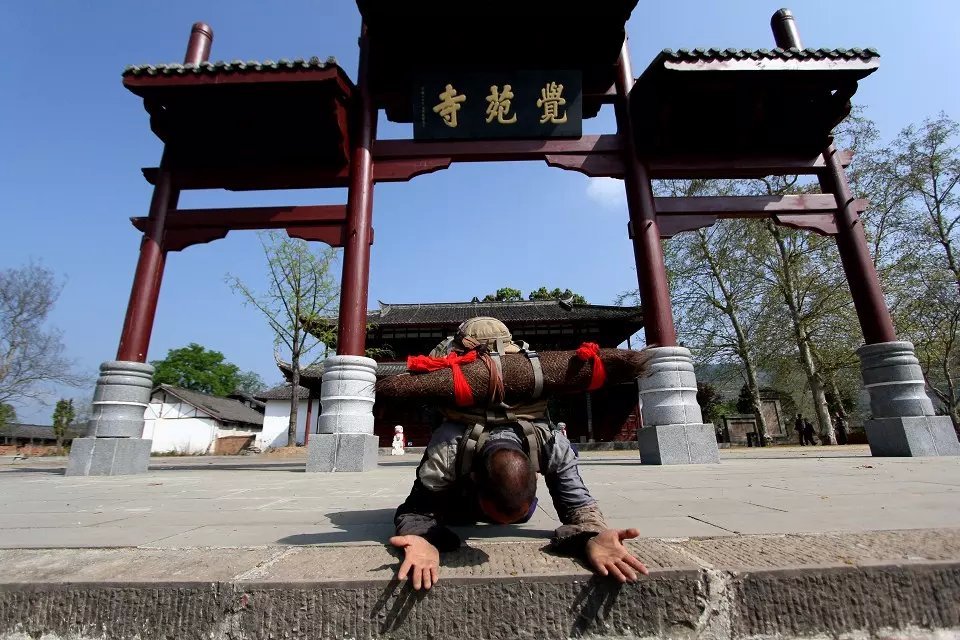 释正弘原在浙江阿育王寺修行,受墓林僧苦行修行的启发,决定以三步一拜