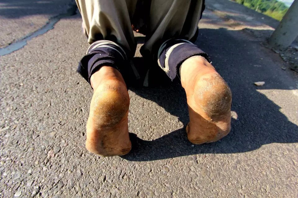 释正弘原在浙江阿育王寺修行,受墓林僧苦行修行的启发,决定以三步一拜