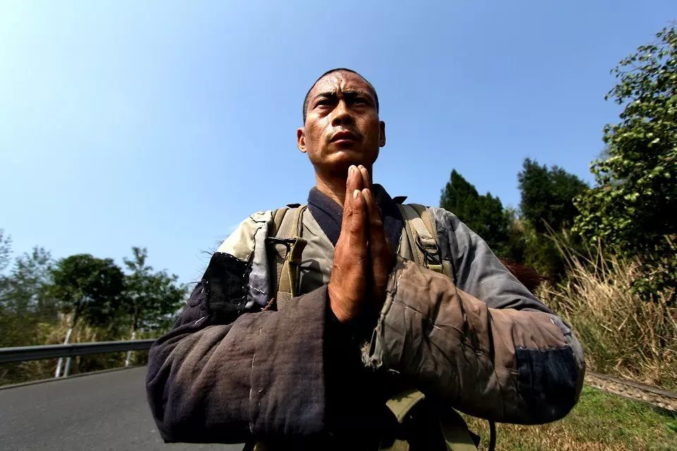 释正弘原在浙江阿育王寺修行,受墓林僧苦行修行的启发,决定以三步一拜