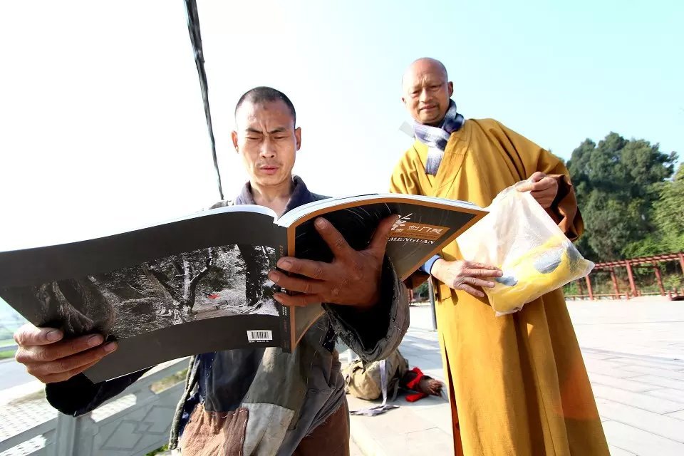 释正弘原在浙江阿育王寺修行,受墓林僧苦行修行的启发,决定以三步一拜