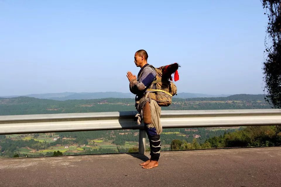 释正弘原在浙江阿育王寺修行,受墓林僧苦行修行的启发,决定以三步一拜