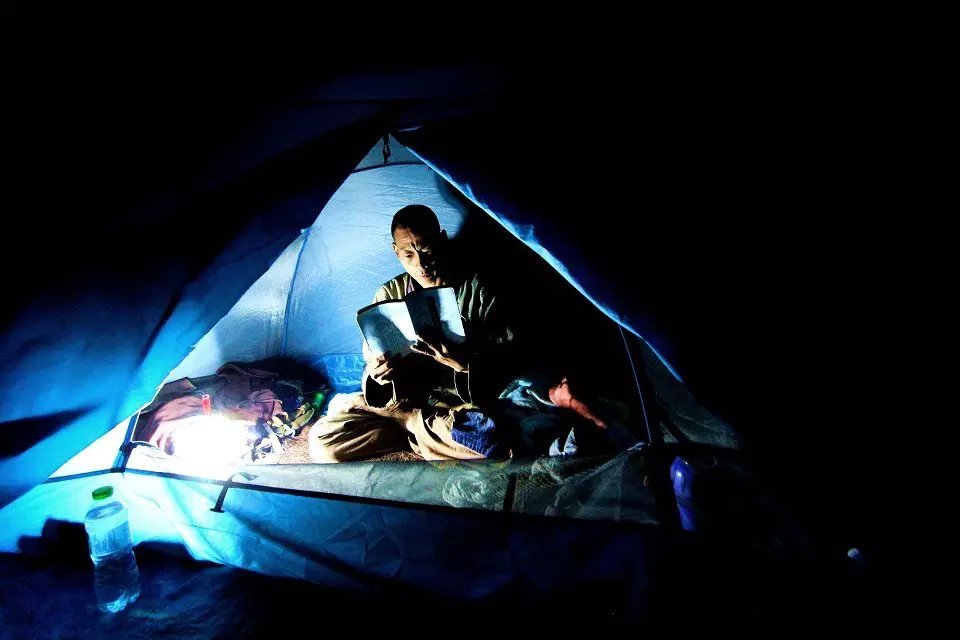 释正弘原在浙江阿育王寺修行,受墓林僧苦行修行的启发,决定以三步一拜