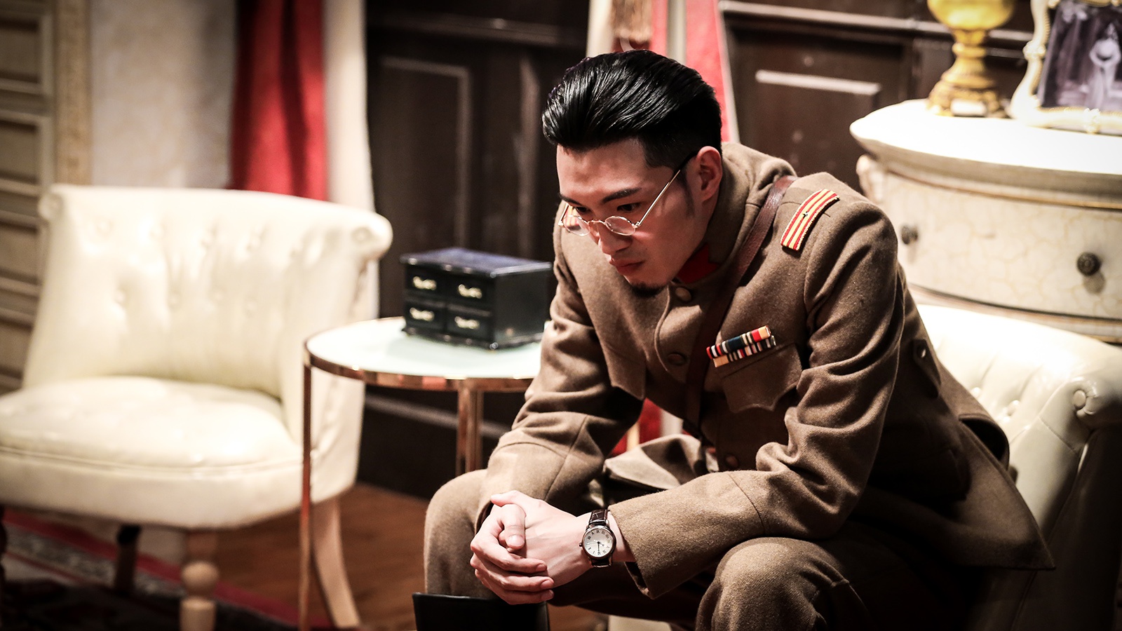 抗战剧《铁家伙》热播 肖阳的手办物件鲁班盒彰显细节上用心