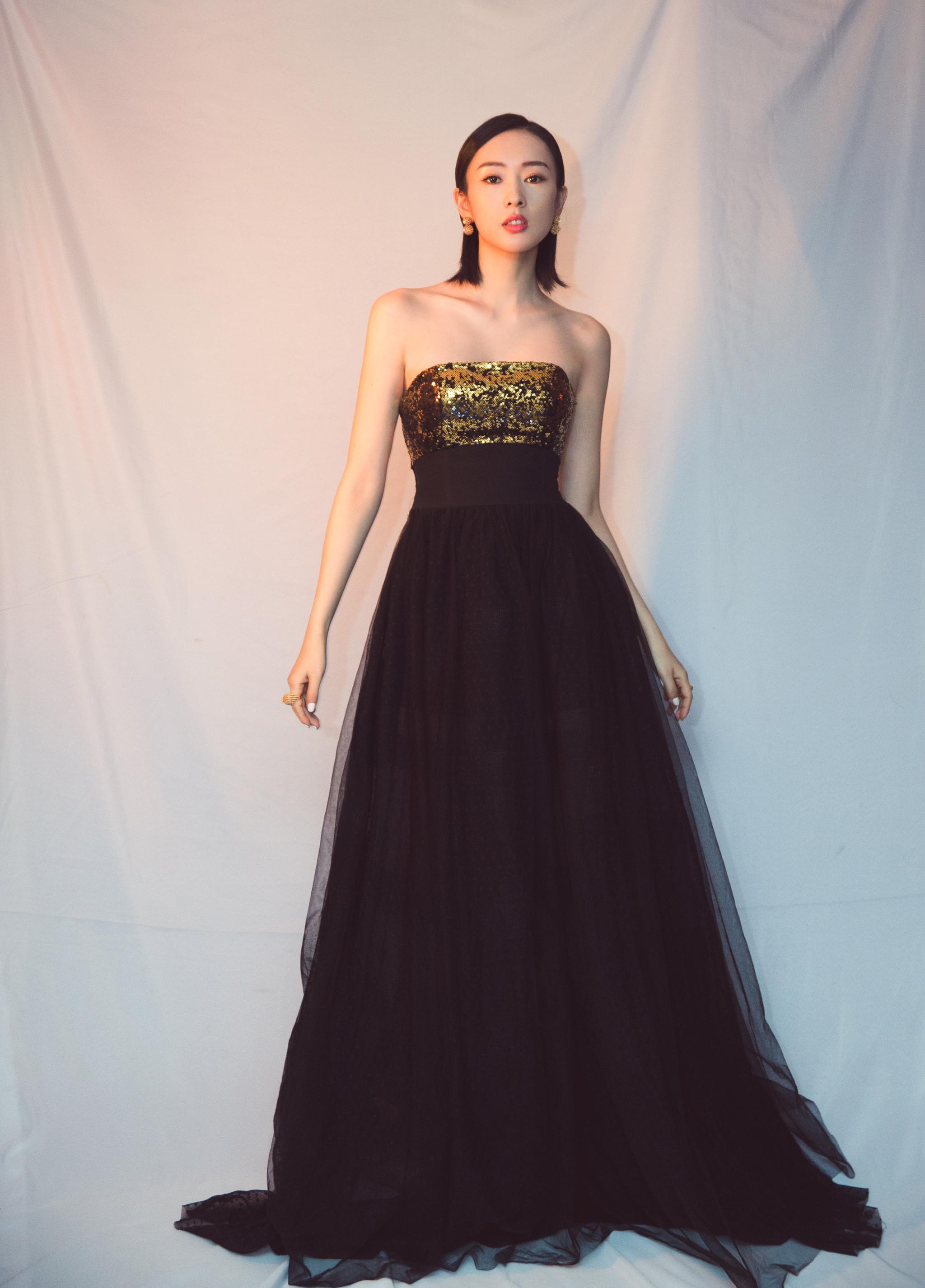 童瑶亮相国剧盛典 黑色薄纱长裙优雅大气