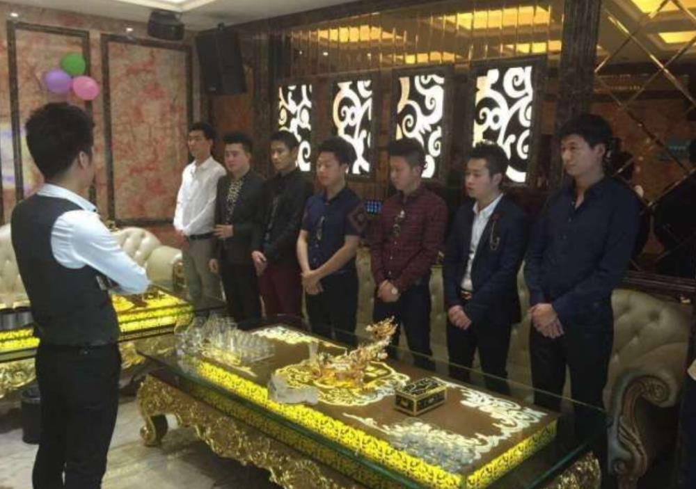 ktv"少爷"月薪上万,却仍难招人,经理无意间说出其中猫腻