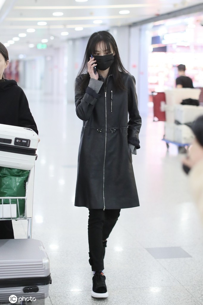 郑爽机场被粉丝追着跑 这个冬天也想和她一样,穿皮衣做酷女孩