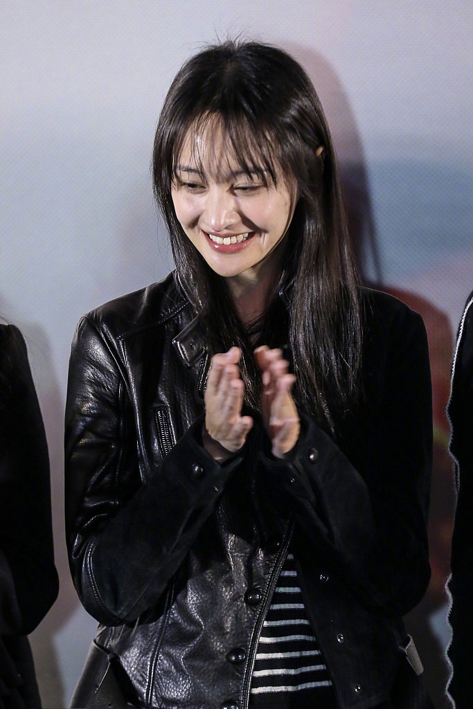 郑爽颜高任性怼脸拍高清生图皮肤超好但法令纹该消除一下了