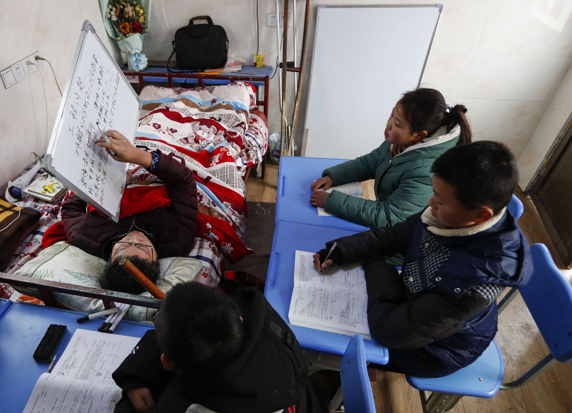 瘫痪老师把板床当“三尺讲台” 20年坚守感动所有人|叶海涛|瘫痪|教室_新浪新闻