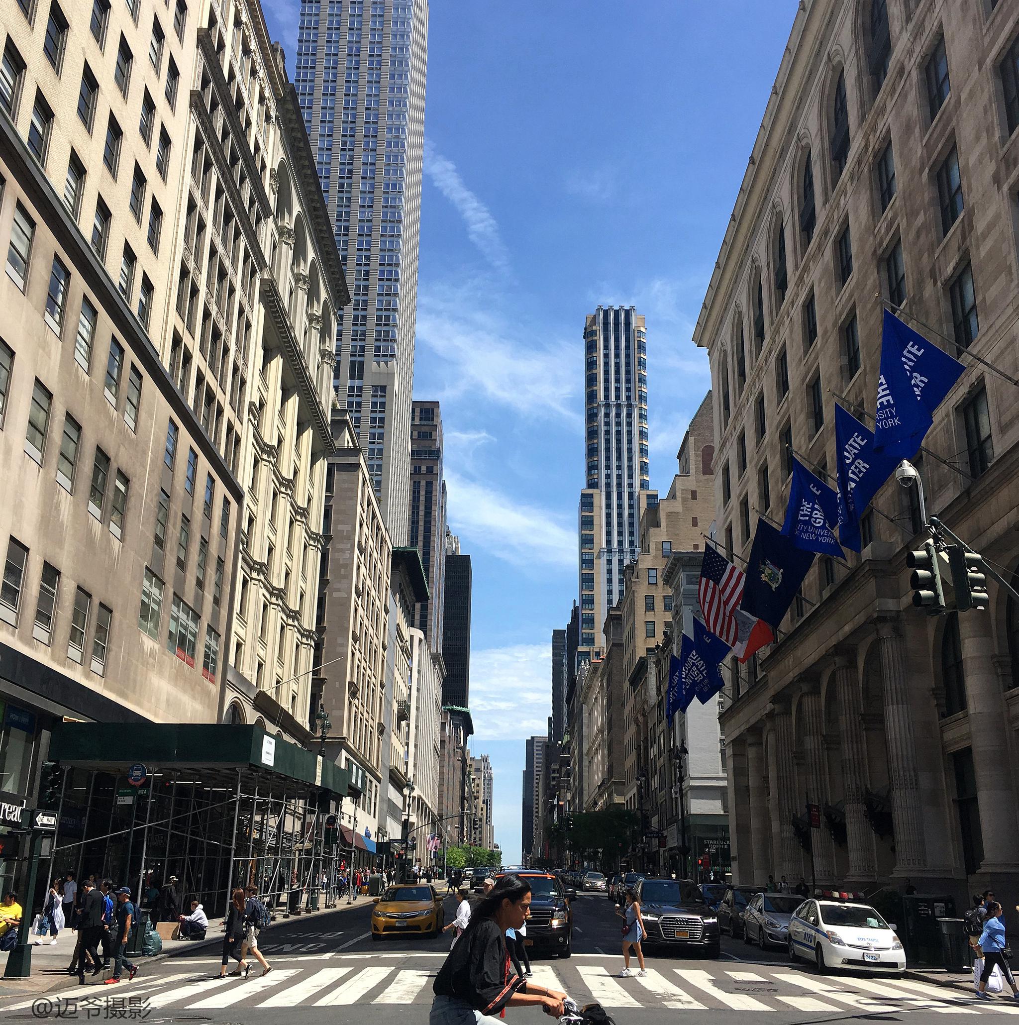 纽约是一个充满魔力的城市,街道两旁林立着摩天大厦的街区让你感到