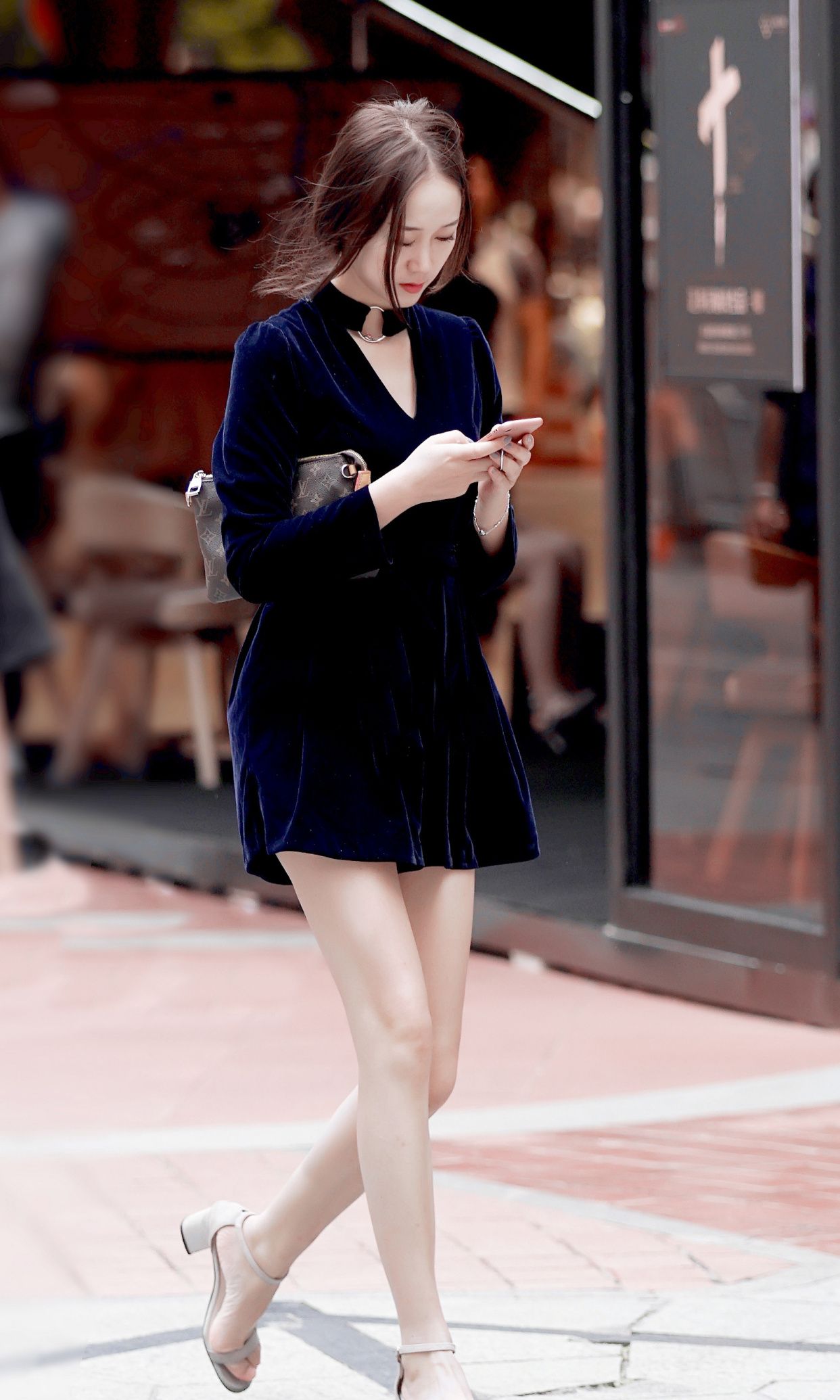 街拍美女,细腰大长腿,哪一个会让你心动?