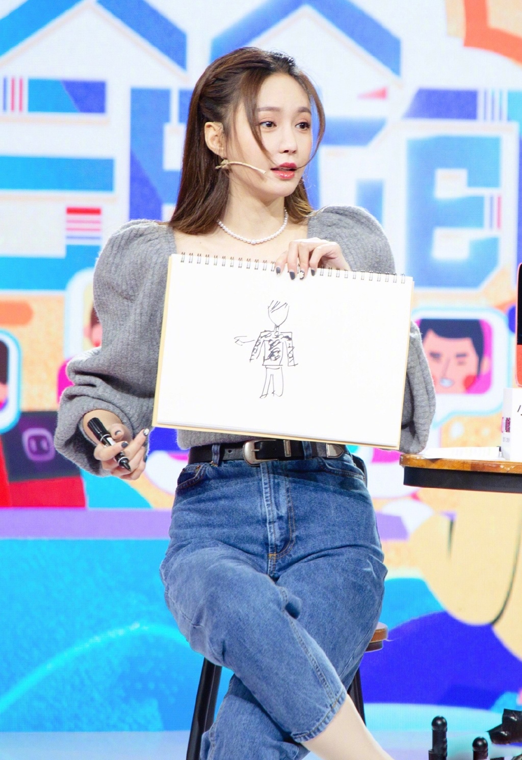 沈梦辰身穿zara灰色泡泡袖方领毛衣搭配蓝色高腰牛仔裤随性甜美