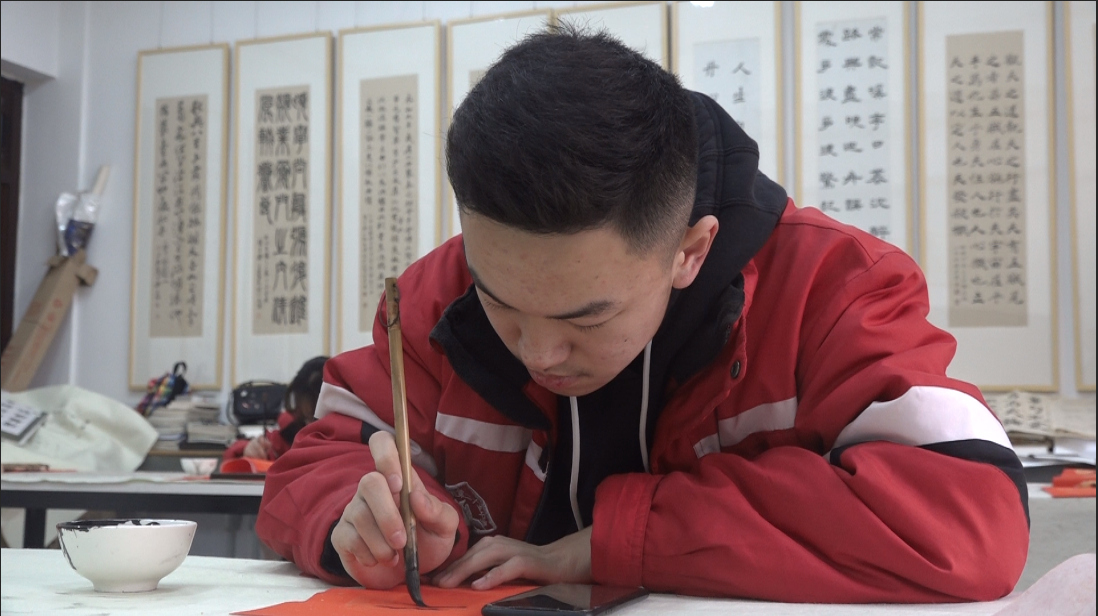 笔耕于艺田神游万古访中青年书画家张宏建