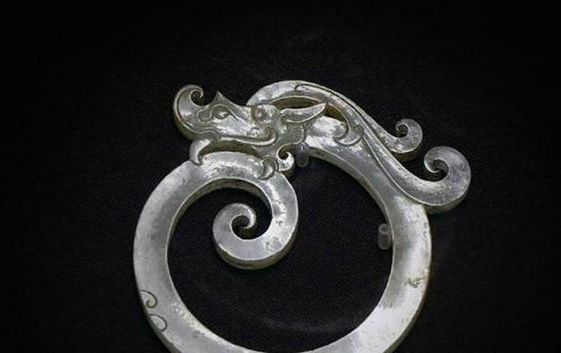 文物:图4西汉环形玉龙佩,图6毛公鼎