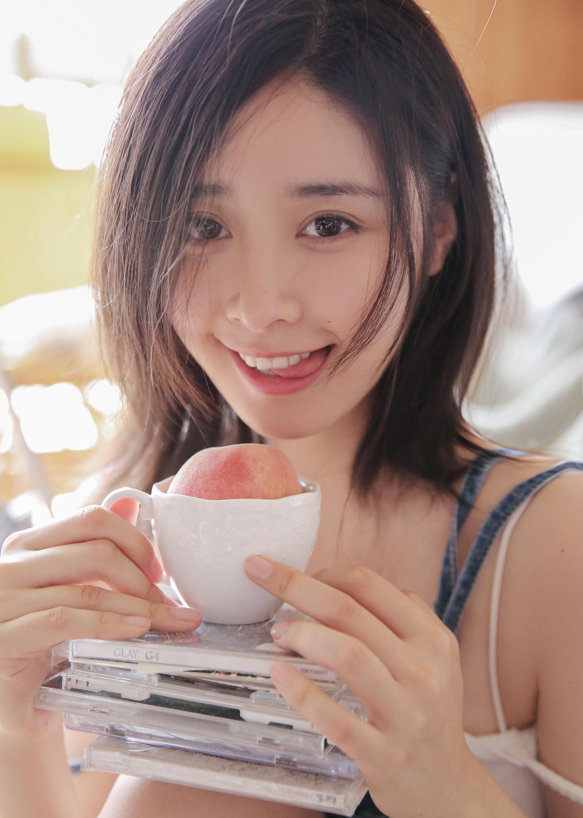 面对水蜜桃的诱惑,女孩也忍不住垂涎欲滴