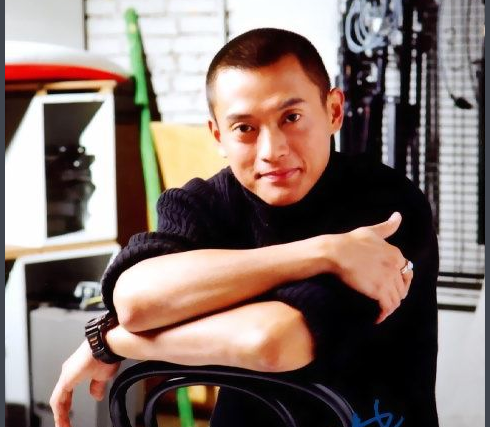 为娶小20岁女大学生,他抛弃相恋9年女友,今沦为无戏可拍租房住