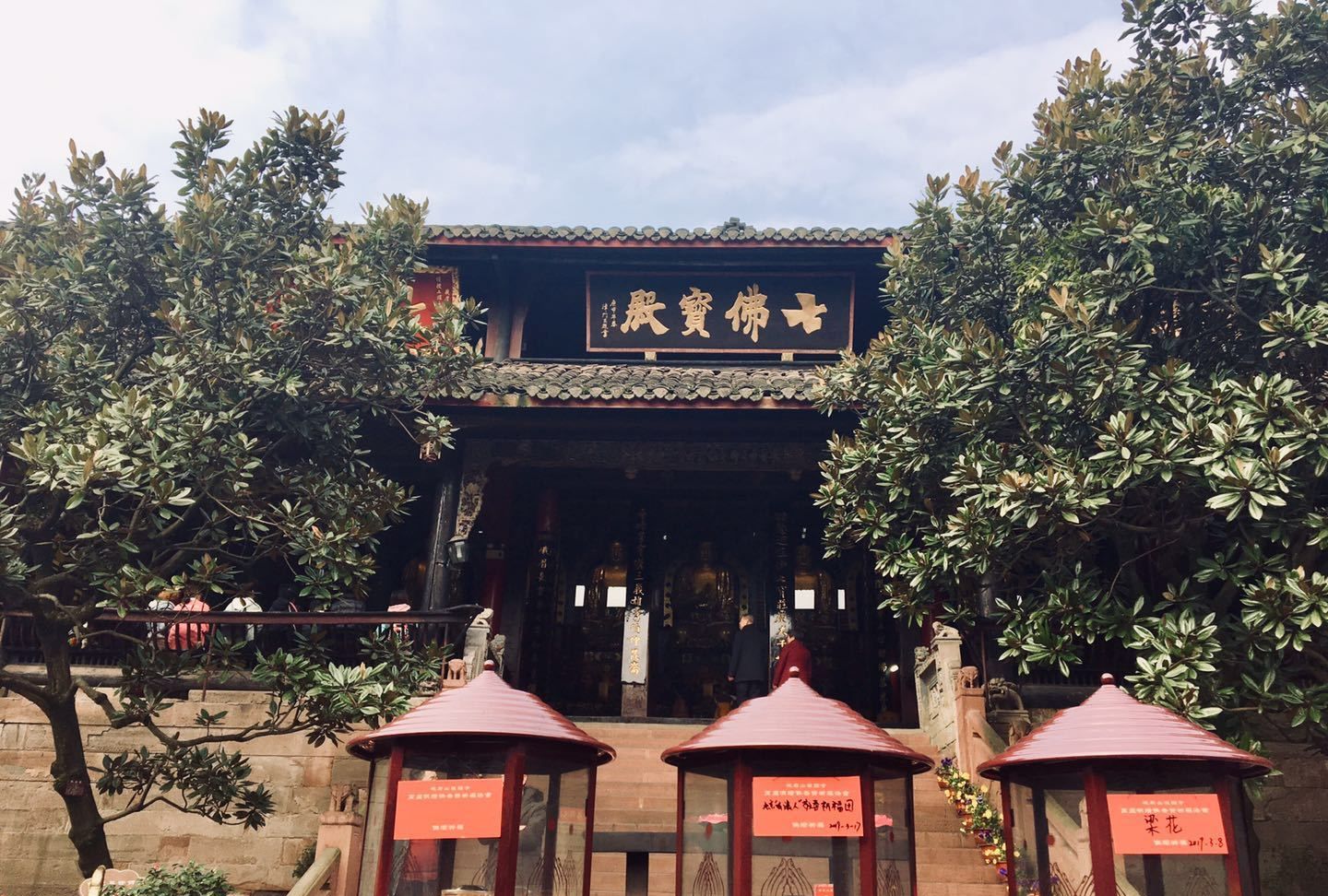它是进入峨眉山的第一座寺院,也是游峨眉山的起点,门票8元钱