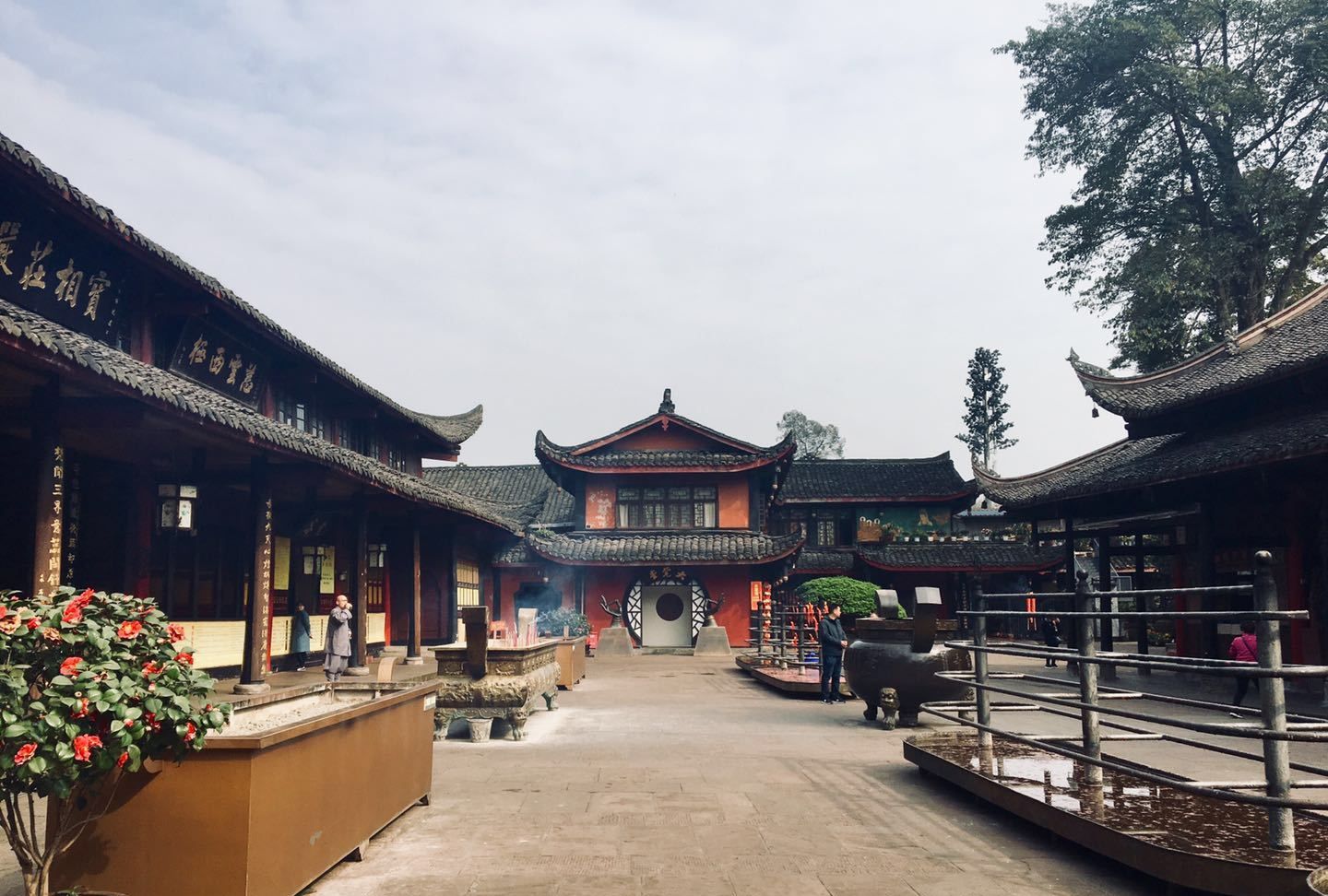 它是进入峨眉山的第一座寺院,也是游峨眉山的起点,门票8元钱