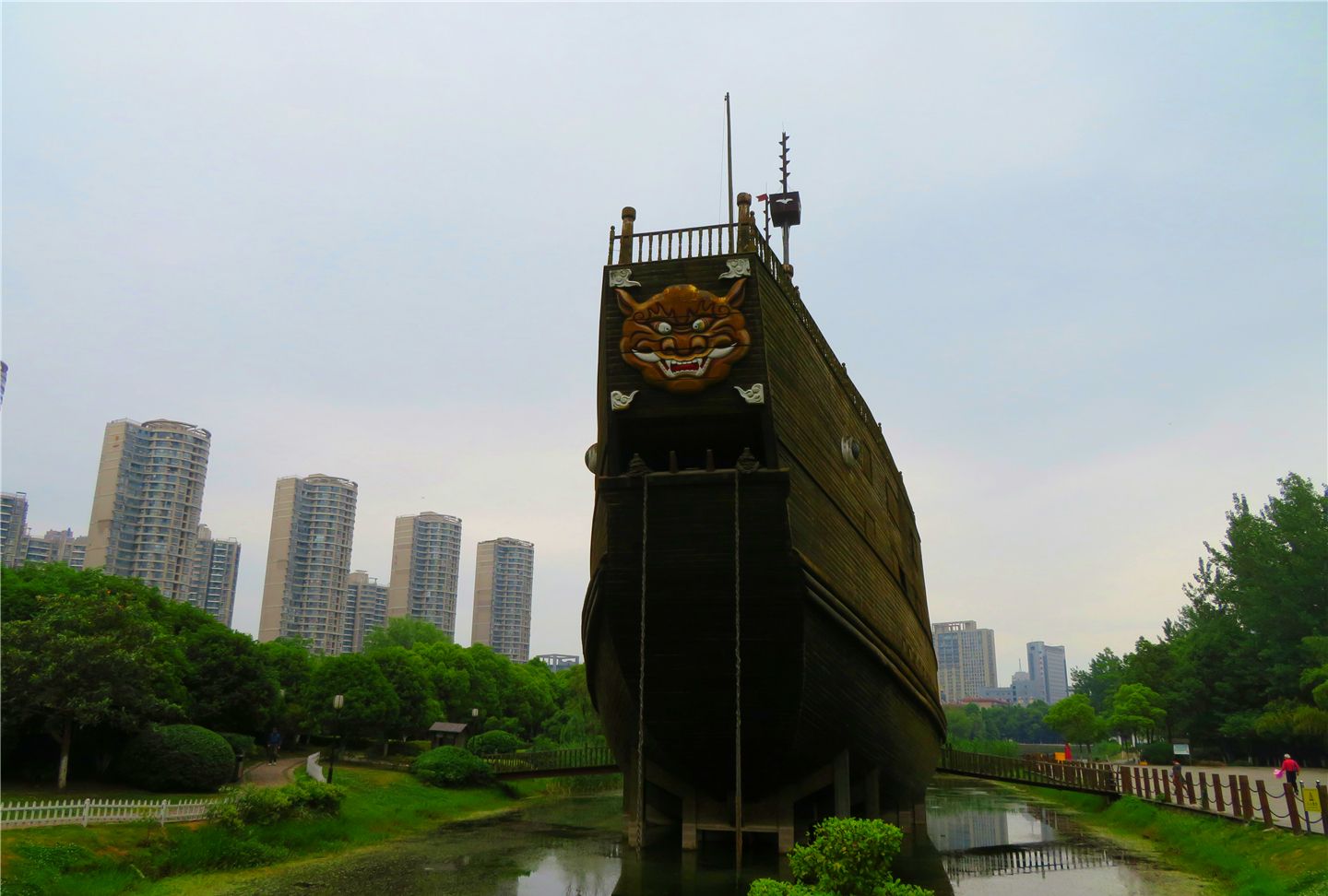 欣赏目前最大的郑和宝船模型|明史·郑和传_新浪新闻