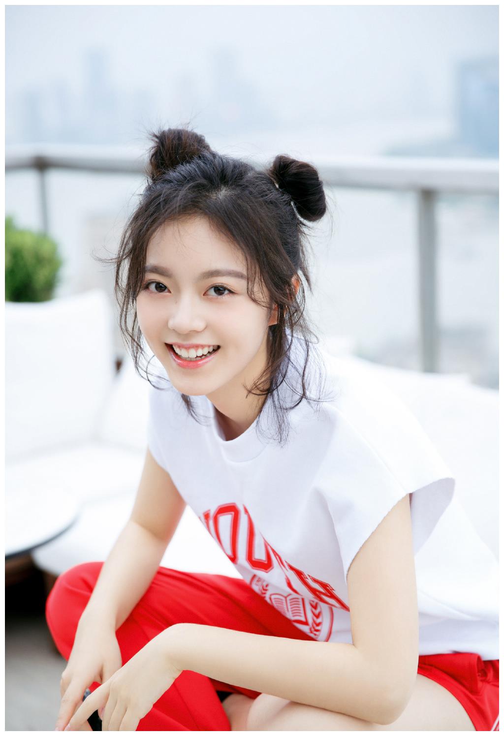 17岁赵今麦"不听话","校服裤"半边乖巧半边叛逆,隐藏时髦精