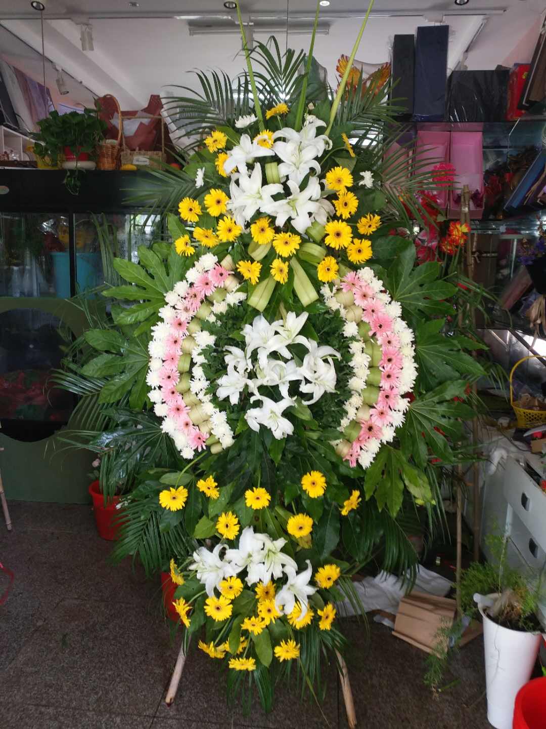 为什么要送鲜花花圈?哪有花圈预定,可以代送追悼会花圈的?