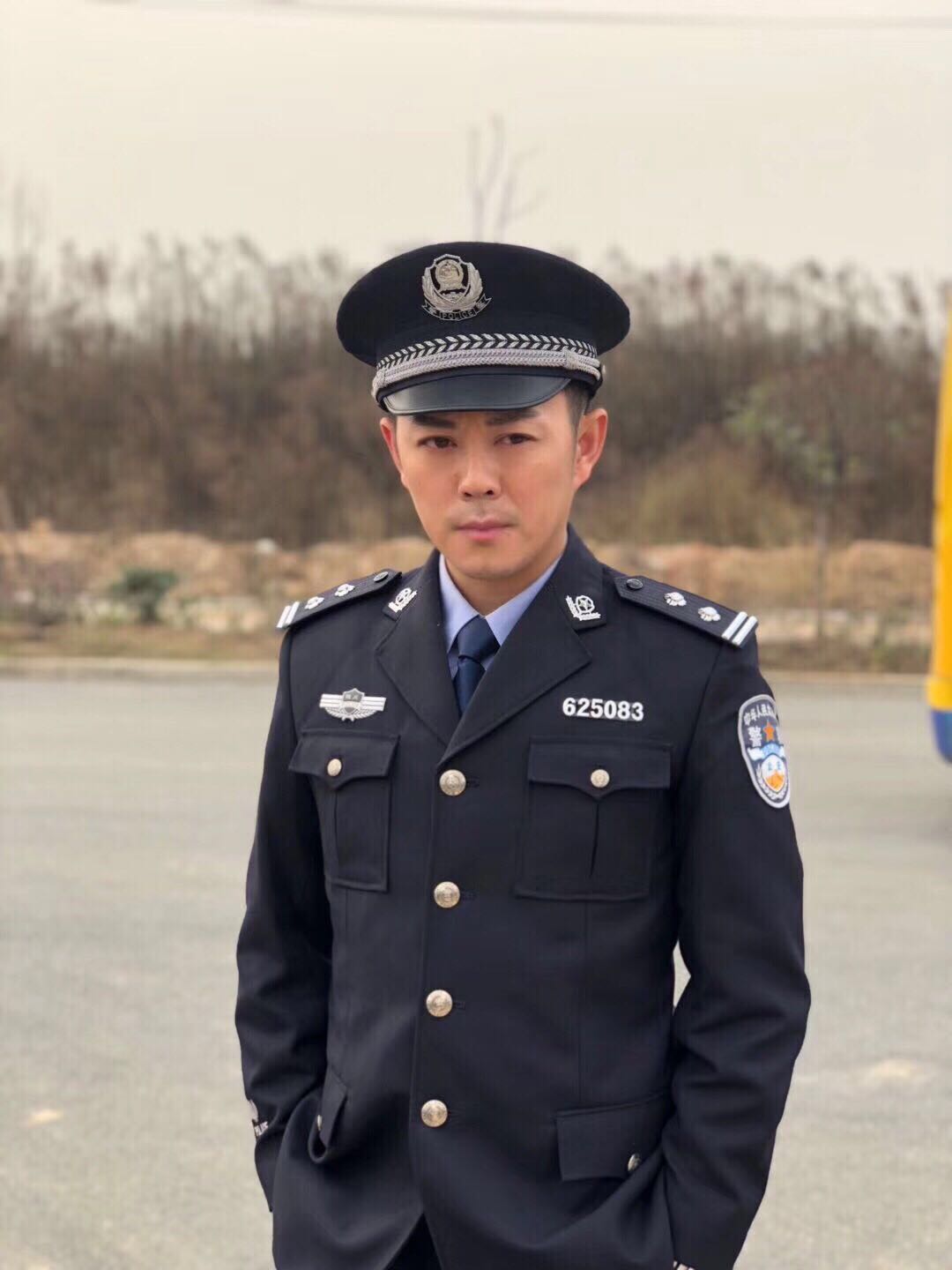 闫霖飞界线杀青饰演刑警队长办案雷厉风行