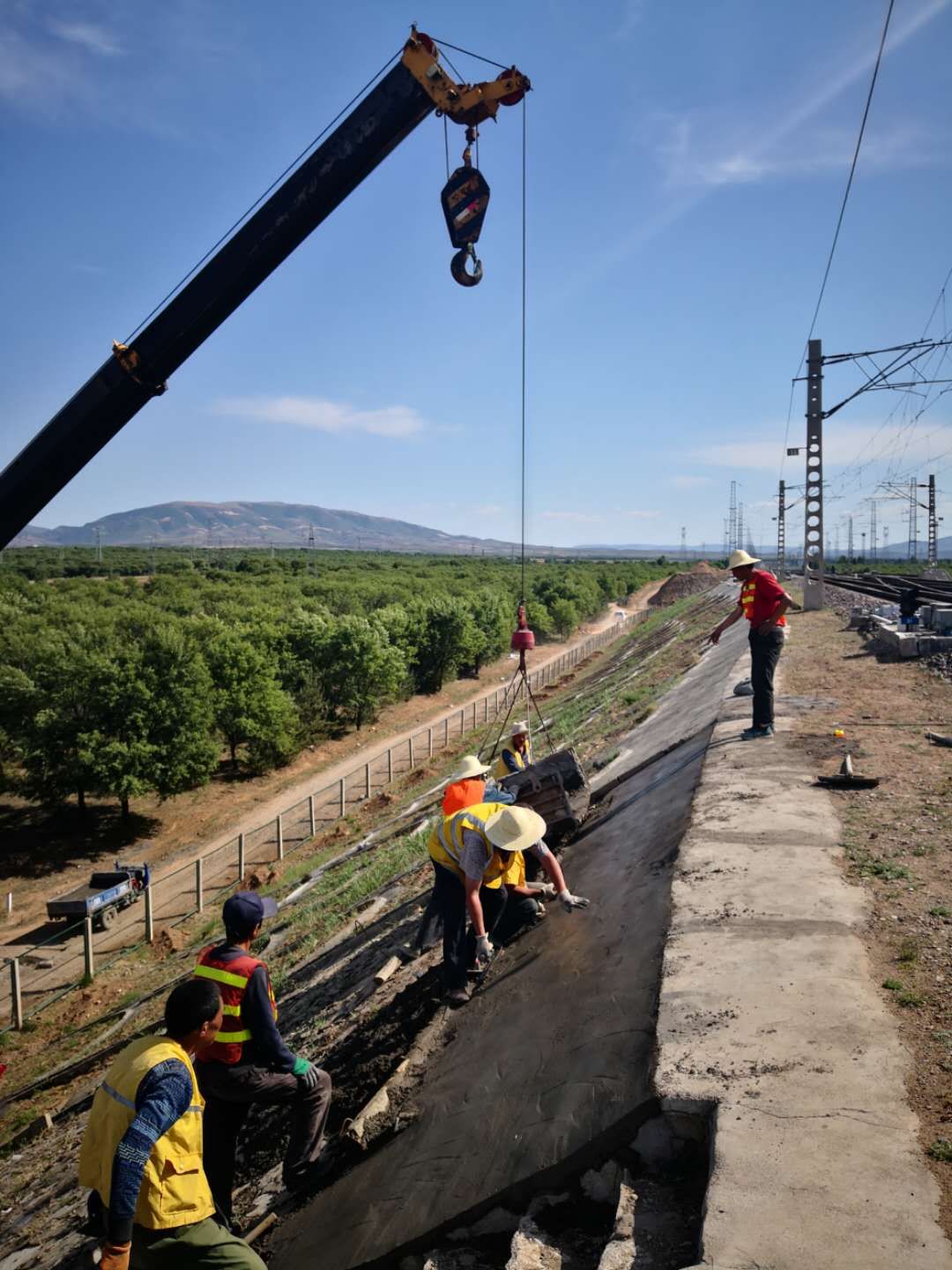 朔南铁路加强边坡防护