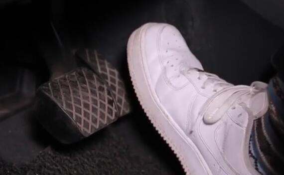 学会这样踩油门,开车至少安全十倍,新手一辈子受益.