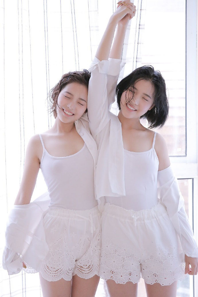 为大家带来一组清纯双胞胎性感大长腿私房写真图片,图中美女清纯性感