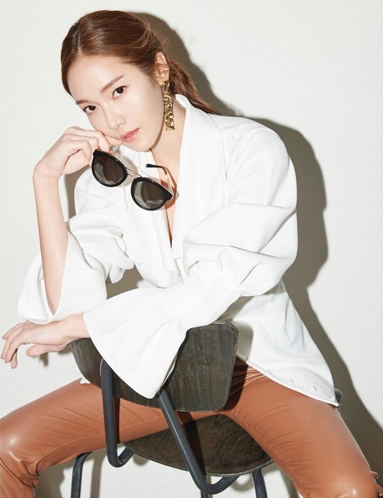 郑秀妍白色衬衣搭焦糖色皮裤,时尚感爆棚,堪称行走的"衣架子"
