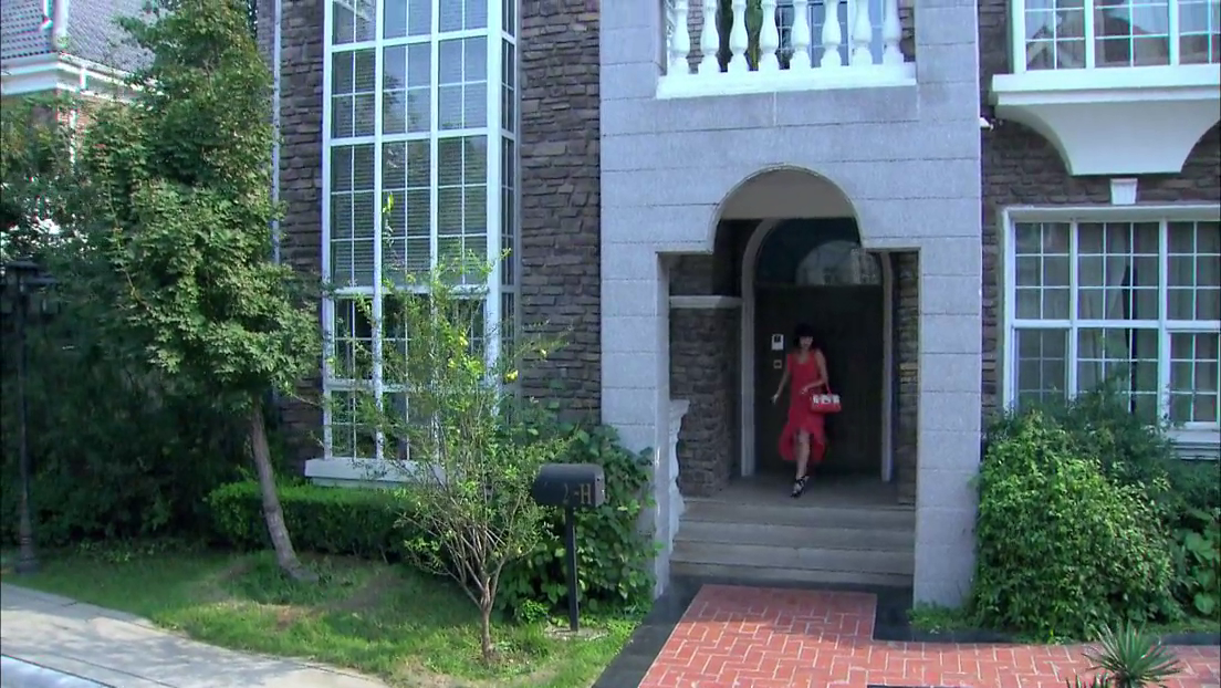 后妈偷卖豪宅被儿子发现,儿子直接换了门锁赶她走,真解气