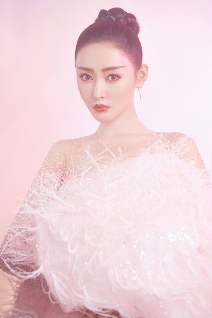 张天爱粉色羽毛燕窝长裙大光明丸子头发型烈焰红唇写真