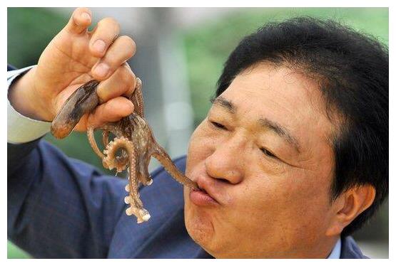 实拍韩国人吃活章鱼,不少人窒息而亡