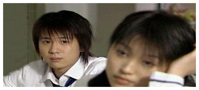 《十八岁的天空》主题曲《红色石头》,当年校