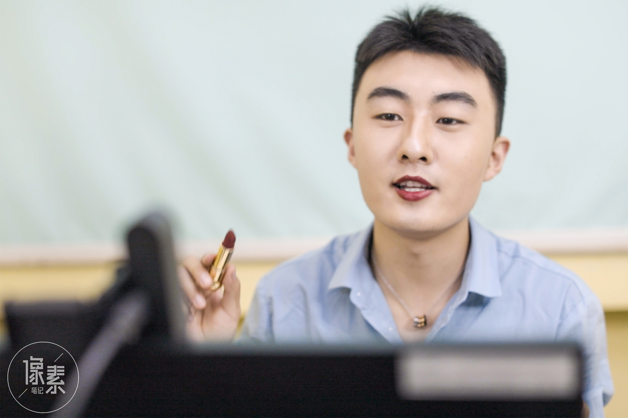 广州大三男生每天化妆被说 娘 却靠美妆直播年入百万