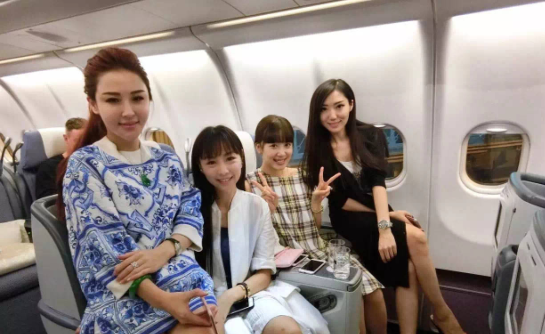 申花门将李帅妻子晒出她与冯潇霆妻子,曾诚妻子,郜林妻子的合影