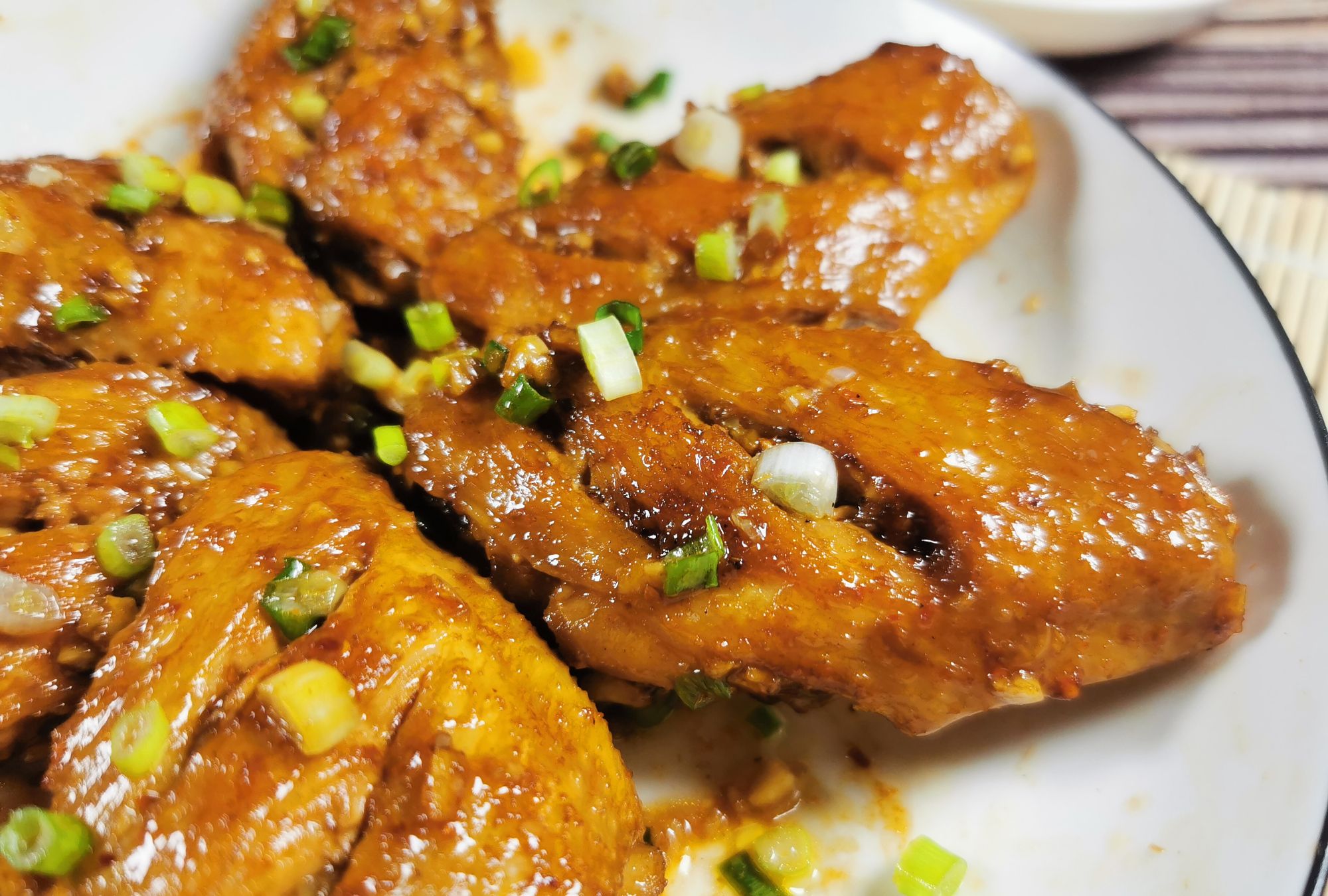 1 / 11 大家好,小编今天给大伙介绍一道非常美味的菜肴-蒜香红烧鸡翅