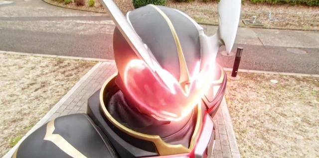 假面骑士3位来自过去的骑士登场,剑和卡利斯因为异类剑而战斗