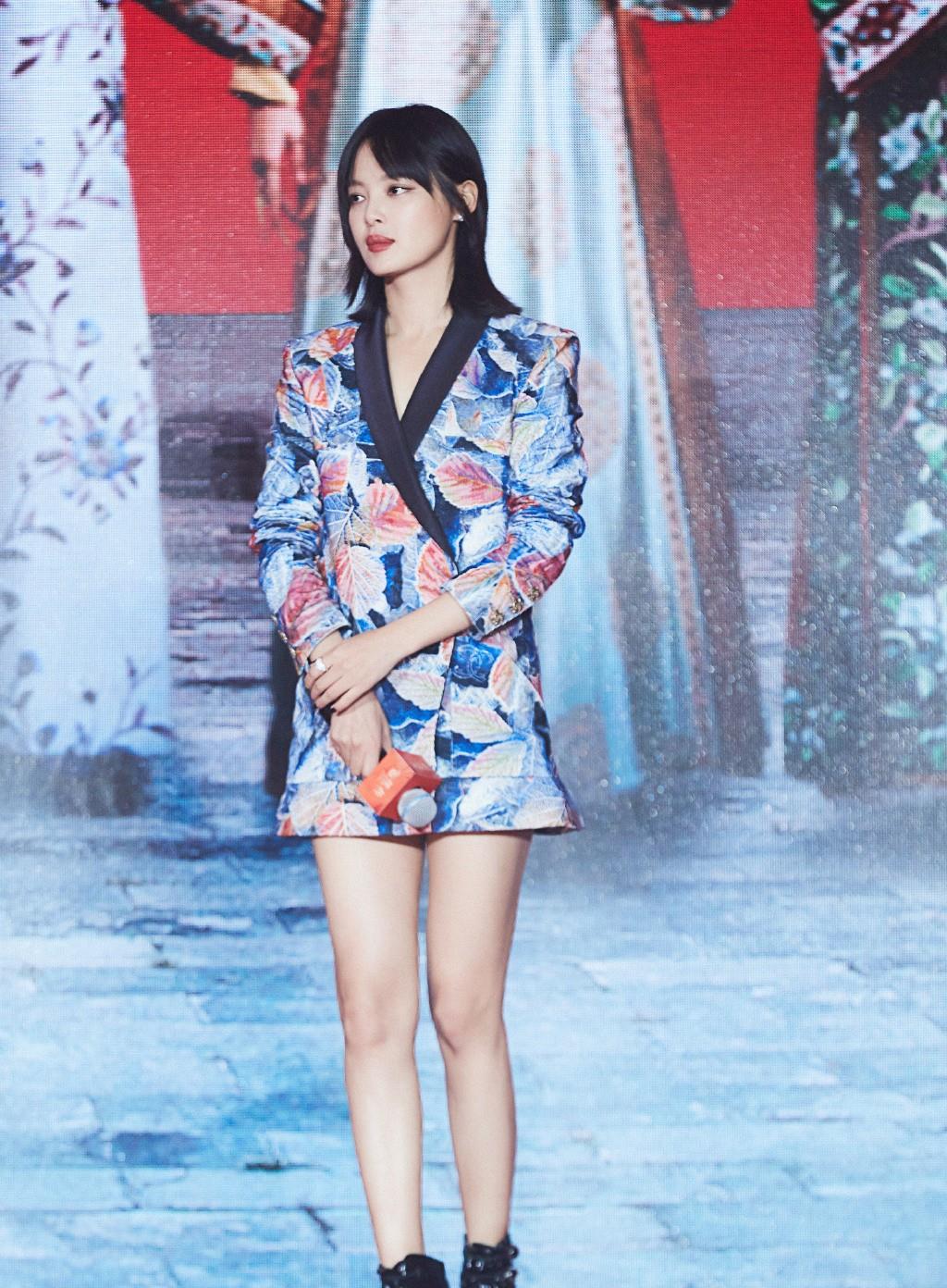 辛芷蕾实力演绎酷穿焦糖色风衣皮裤满屏霸气女王范