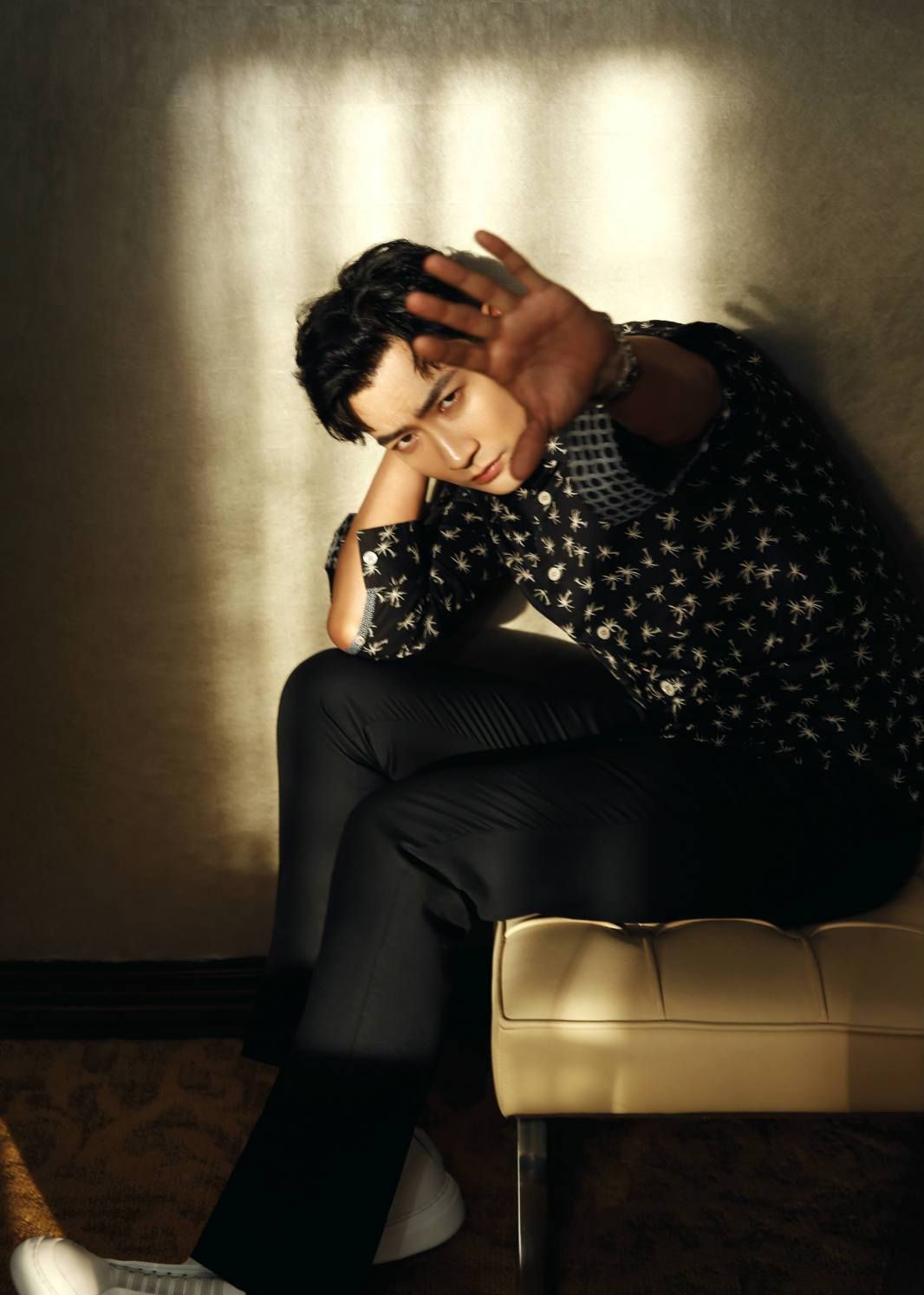 叶项明全新时尚写真曝光 光影交织尽展无边魅力