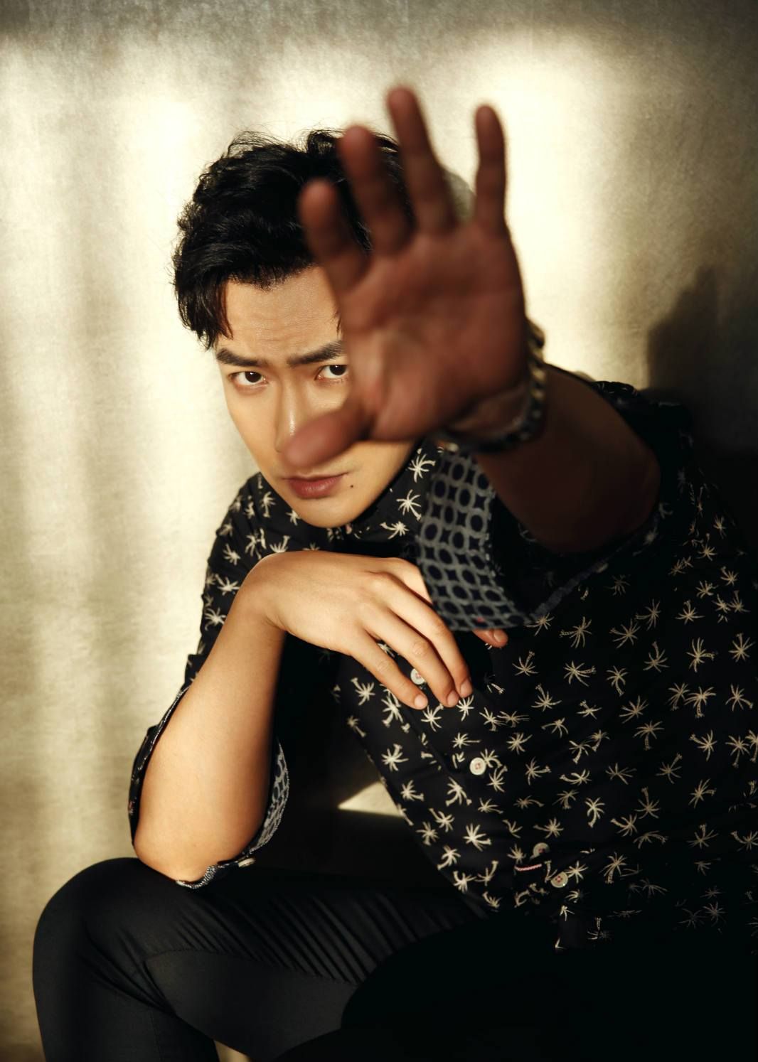 叶项明全新时尚写真曝光 光影交织尽展无边魅力