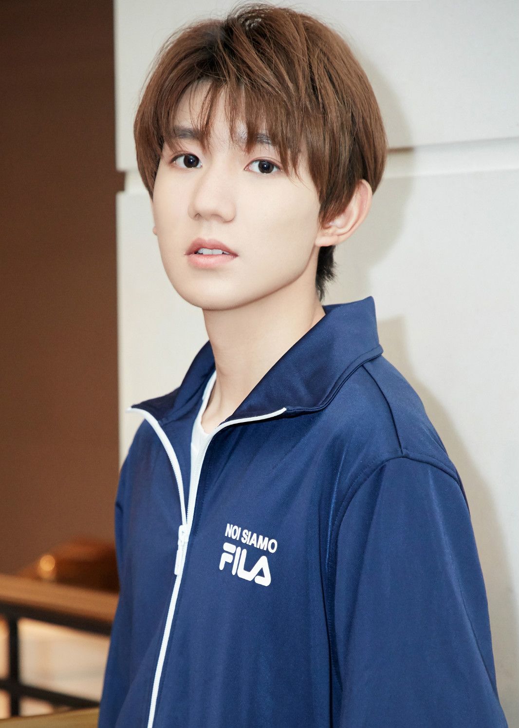 王源的8个拍照方式,图3呆萌可爱,图5完美侧颜,图8可谓是睡美男|王源