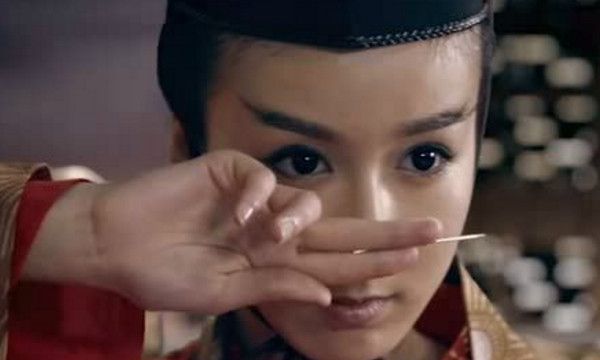 娄艺潇在《爱情公寓》中饰演的东方不败,霸气侧漏但总归是搞笑版的,我