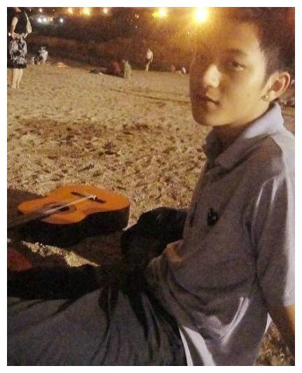 黄子韬高中旧照被疯传,颜值在学校什么级别?网友:区别不大