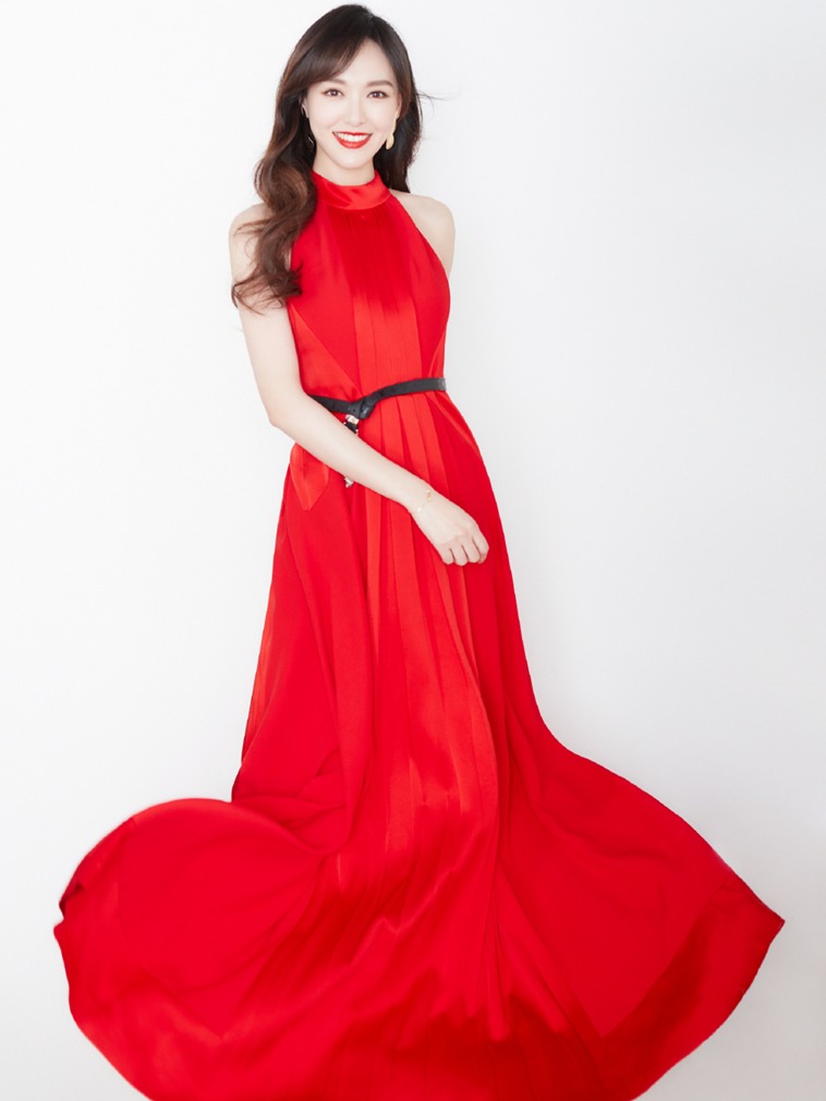 唐嫣红色旗袍搭配大红唇 妩媚性感