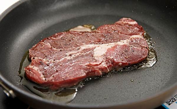 家庭自制牛排,大厨教你一招,腌肉时多加一点"它",牛排嫩又香